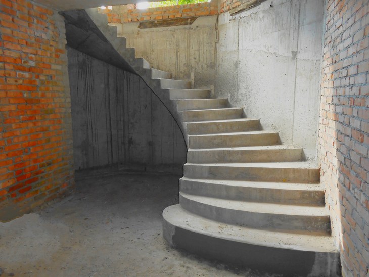 Лестница монолитная железобетонная 3300. Бетонная лестница монолит. Винтовая лестница из бетона. Винтовая монолитная лестница. Бетонный 19